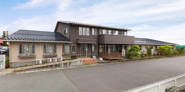介護施設の建物外観。複数棟からなる平屋及び2階建て構造。